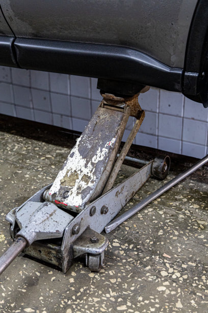 男人车库中各种必要工具和零件的特写照片。汽车检查和汽车服务店的概念。各种类型的工具，特别是扳手。图片下载