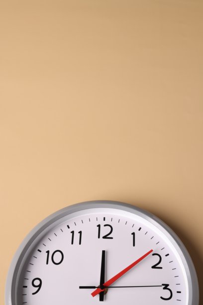 墙钟特写。时间和工作时间的概念对生活至关重要，闹钟停止了。彩色背景中的照片。图片下载
