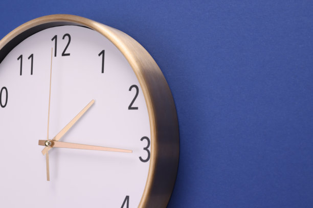 墙钟特写。时间和工作时间的概念对生活至关重要，闹钟停止了。彩色背景中的照片。图片下载