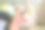 一位穿着红色和服的三岁日本女孩和她母亲穿着粉色和服，坐在车里，前往七五三庆祝活动。这张图片捕捉了她们在这个特殊日子里的安静兴奋。图片下载