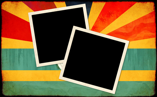 两个复古照片框架置于带有旧纸质感的磨损横向背景上。创意背景呈现出多种色调的条纹爆炸图案和照片。留有文本的空白空间。怀旧的剪贴簿风格。图片下载