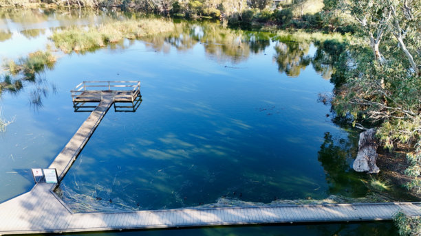 拉拉廷加湿地，巴克山，南澳大利亚 – 航拍照片展示了高处视角的栈道平台、水生植物、静谧的水面、自然保护区及周围森林。图片下载