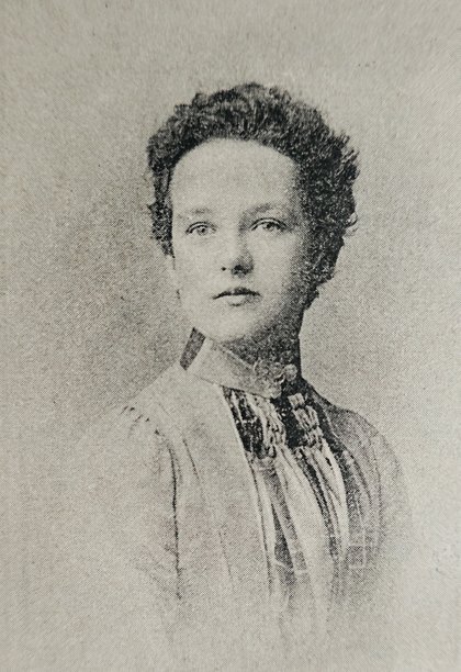 年轻女性肖像，自信地望向远方，短卷发图片下载