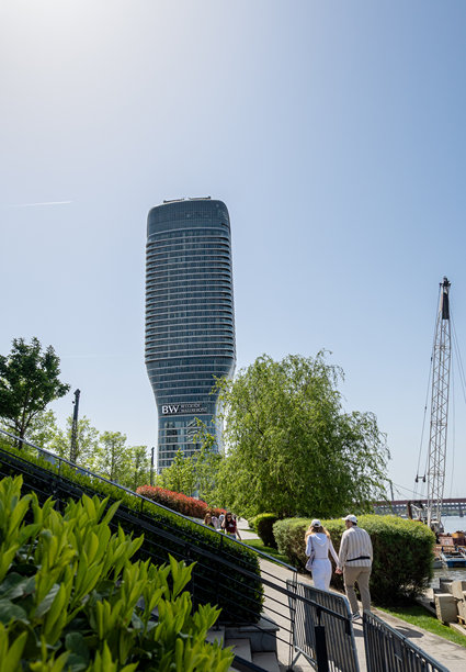 贝尔格莱德，塞尔维亚 - 2025年4月21日。低角度照片展示了位于城市水滨区的圣瑞吉斯贝尔格莱德酒店。图片下载