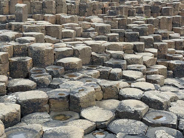 巨人之路，位于北爱尔兰安trim海岸，是联合国教科文组织世界遗产，拥有40,000根相互交错的玄武岩柱，形成于火山活动。其六边形石头和海岸美景令人惊叹，非常适合自然类库存图片。图片下载