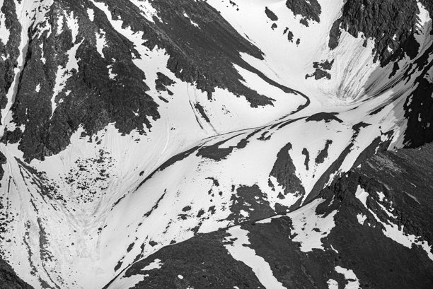 优美的育空荒野山脉风景，云层密布的天空。拍摄于夏季。黑白照片。图片下载