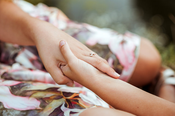 两个姐妹手牵手。儿童的手。特写照片。握手。图片下载