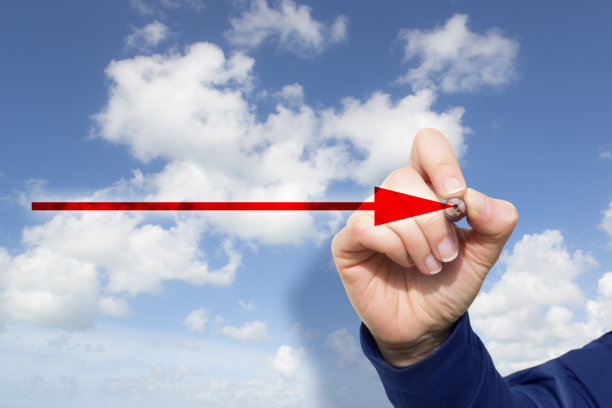 方向、进步、战略或决策概念，手绘红色箭头指向天空背景前方图片下载