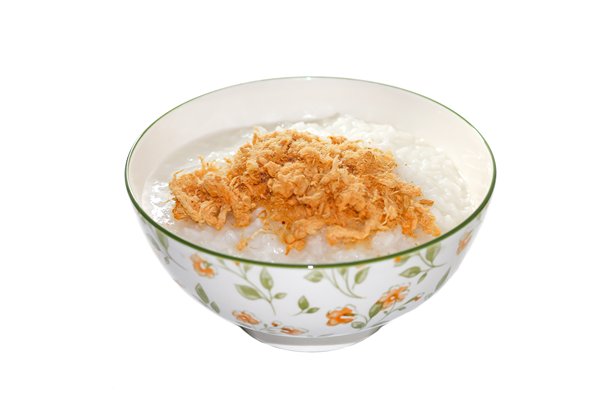 切片腌制芥菜放在白色背景上，上面点缀着辣椒片，孤立概念照片。图片下载