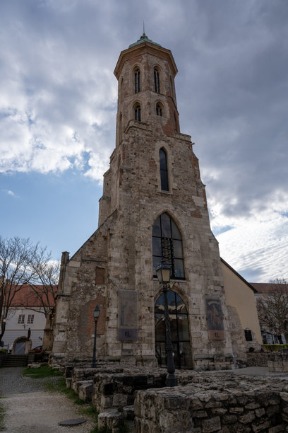 匈牙利布达佩斯卡皮斯特兰广场的玛丽亚·马格达莱纳塔或布达塔，哥特式风格，竖版图片图片下载