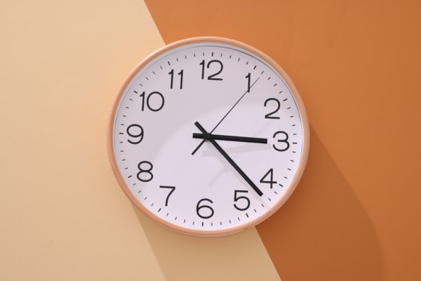 墙钟特写。时间和工作时间的概念对生活至关重要，闹钟停止了。彩色背景中的照片。图片下载