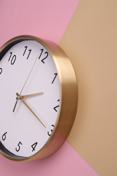 墙钟特写。时间和工作时间的概念对生活至关重要，闹钟停止了。彩色背景中的照片。图片下载