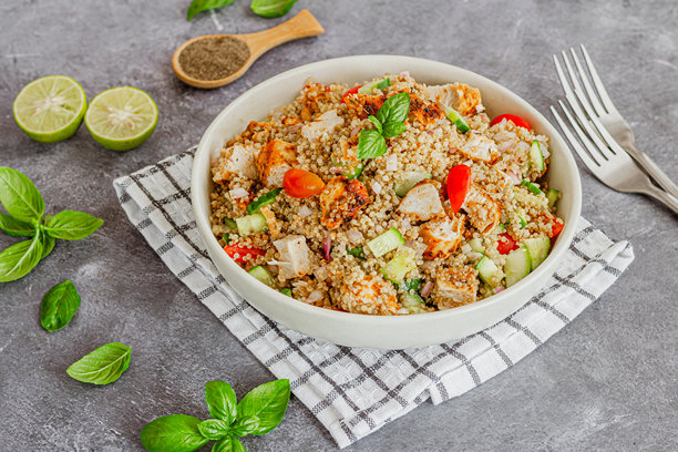 健康鸡肉藜麦沙拉，配以新鲜罗勒的特写照片图片下载