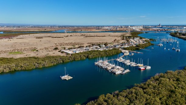 南澳大利亚北阿德莱德的花园岛 – 航拍照片展示红树林湿地、皮划艇小径、港河河口、沉船区、码头、游艇俱乐部、船舶俱乐部图片下载