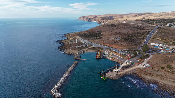 南澳大利亚杰维斯角渡轮码头 – 航拍照片展示了码头基础设施、海岸线、海洋景观、风力涡轮机以及袋鼠岛渡轮的出发点图片下载