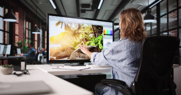 女性平面设计师正在编辑网页照片图片下载