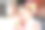 一个穿着红色和服的三岁日本女孩在庆祝七五三。她坐着吃着妈妈给的团子，妈妈穿着粉色和服。这张照片捕捉了母女之间甜美的瞬间。图片下载