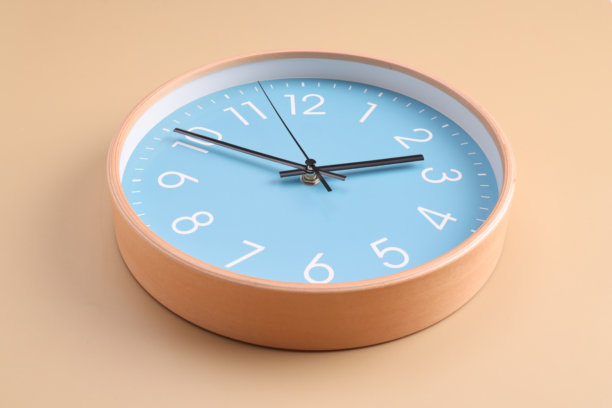 墙钟特写。时间和工作时间的概念对生活至关重要，闹钟停止了。彩色背景中的照片。图片下载