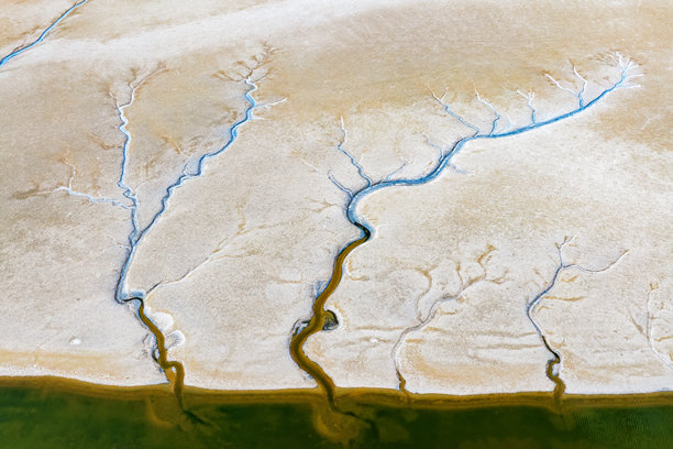 河流与土壤上的闪电痕迹\n抽象摄影、广告牌的背景。干旱与全球气候主题的照片。色彩的魔幻之美。土壤的图案与色彩。图片下载
