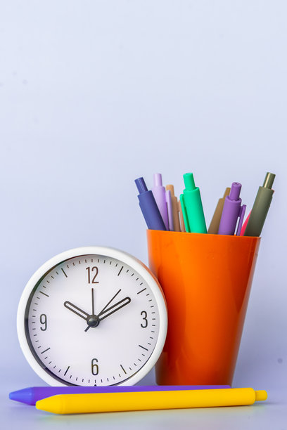 极简主义照片展示了时钟和笔等文具元素，采用大胆的色彩传达返校氛围、日常规划、晨间例行和儿童学习的视觉效果，非常适合创意教育设计。图片下载
