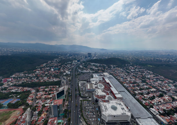 CDMX的Periferico和Insurgentes区域的无人机照片，展示了一个立交桥交叉口。图片下载