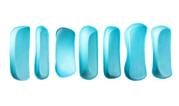 一组蓝色攀岩抓握点整齐排列在白色背景上。用于训练或比赛的室内攀岩把手。在线商店图片图片下载