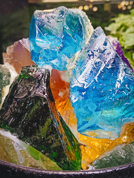 一张精选焦点的生多色Erklez石头特写照片。垂直构图。图片下载