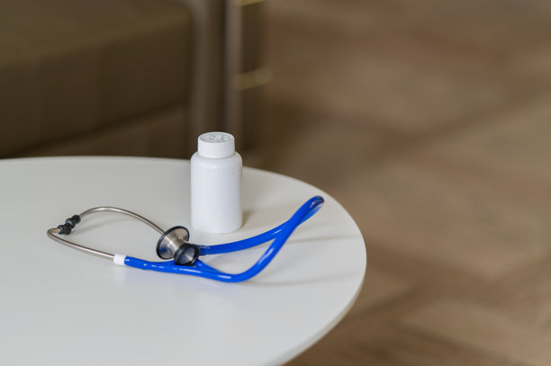 医生桌上的药瓶特写与听诊器的库存照片图片下载