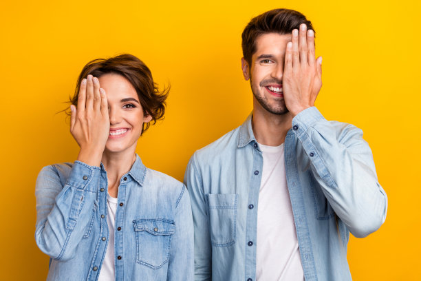 两个人的照片，女士和男士用手遮住眼睛，拜访医生，背景色彩鲜艳。图片下载