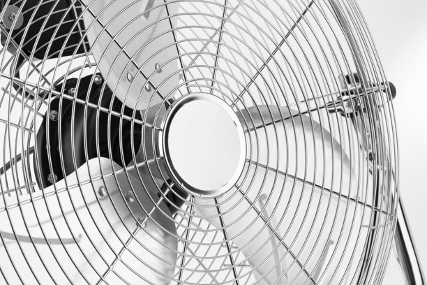户外电风扇，带金属安全网，白色背景上的照片图片下载