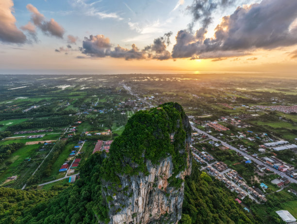 泰国法塔隆的旅行目的地：日落时分的奥克塔鲁山空中照片。图片下载