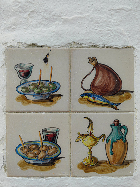 老式复古手绘墙面装饰圆形陶瓷砖的图案，白色底上带有蓝色线条，特写于一座古老的西班牙别墅。图片下载