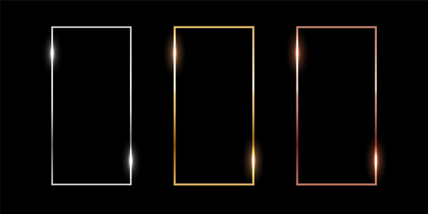 金色、银色和铜色的竖直矩形细框。金属相框或照片框，孤立在黑色背景上。简单物体模型。3D真实感空白模板矢量插图集。图片下载