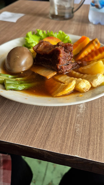 美味的牛排配切片土豆和肉类的照片图片下载