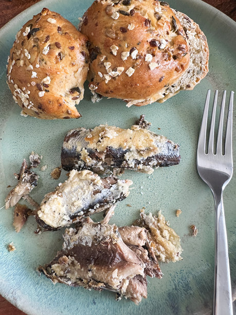 新鲜面包卷与炸沙丁鱼的图片 / 地中海饮食健康饮食，特色油性鱼类，营养餐概念图片下载