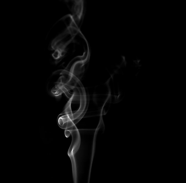 黑色背景上漂浮的抽象白色烟雾或蒸汽特写照片集。雾气图片下载