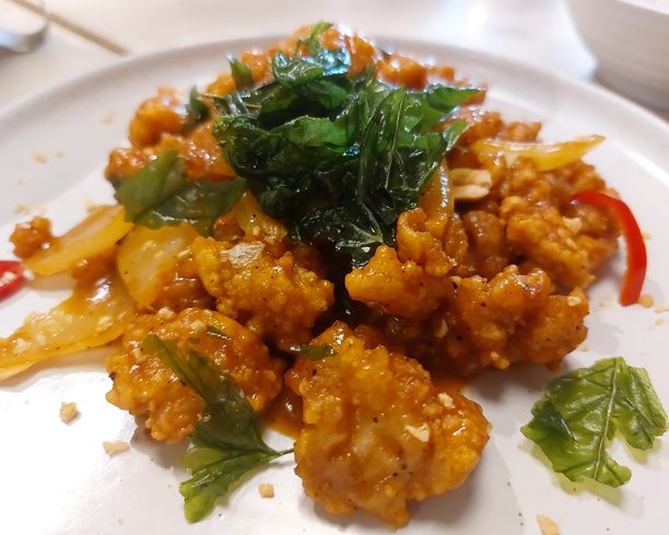 泰国菜，曼谷鸡肉酱，盛在白色盘子上，适合用于食品菜单的特写照片图片下载