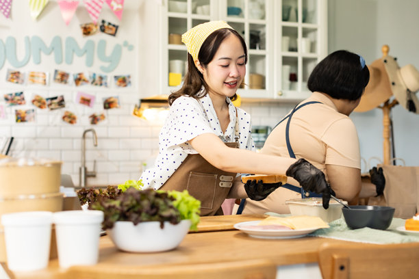 小企业主正在销售。亚洲糕点店老板喜欢在社交媒体上发布她的蛋糕照片和评论，或通过在线营销直播来宣传小企业，利用社交媒体的力量和在线营销来赚取更多收入。图片下载