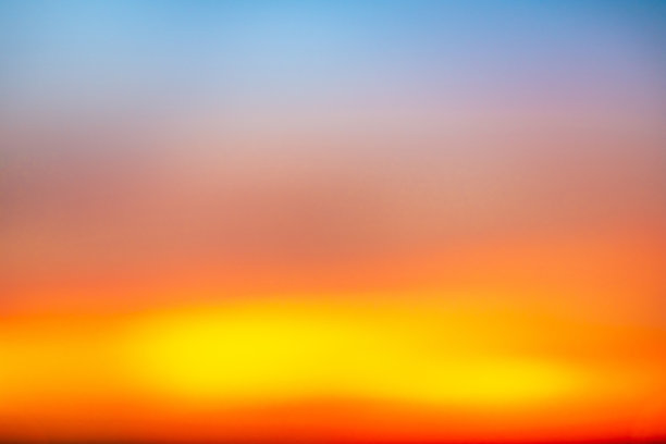 美丽奢华的柔和渐变橙金色云彩和阳光映衬在蓝天上，完美适合作为背景，拍摄于黄昏时分，清晨，超大尺寸，高分辨率风景照片图片下载