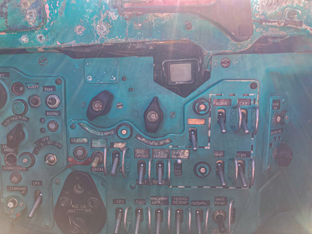 飞机驾驶舱控制面板的特写，展示了在蓝色背景下各种颜色的复杂仪器和按钮。这张图片突显了深度和复杂性。图片下载