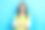 穿着时尚绿色服装的年轻女孩，戴着眼镜，双臂交叉，专业员工，蓝色背景下的照片肖像。图片下载
