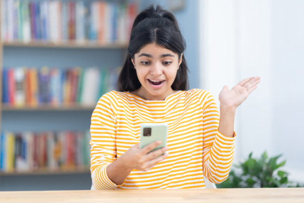 青少年女孩使用手机的库存照片图片下载