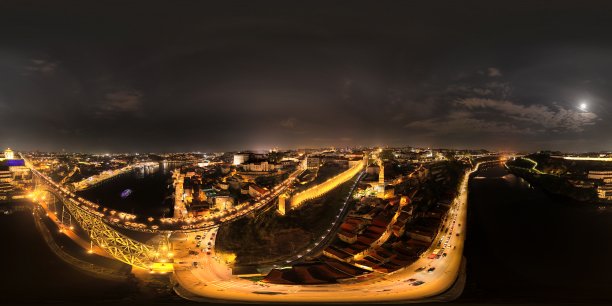 360度航拍照片，拍摄于葡萄牙波尔图的杜罗河上空，展现了满月照耀下的费尔南迪纳城墙。图片下载