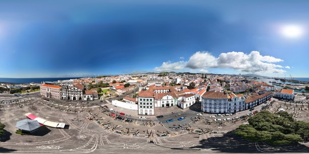 在阳光明媚的日子里，使用无人机拍摄的圣弗朗西斯科广场360度航拍照片，位于葡萄牙亚速尔群岛圣米格尔岛的蓬塔德尔加达。图片下载