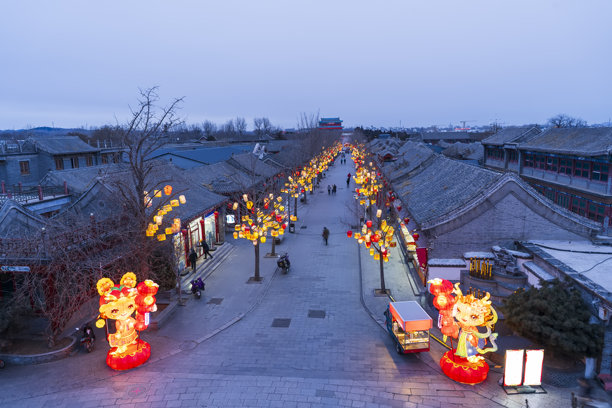 夜晚的山海关长城，照片中的字翻译为“山海关”。图片下载