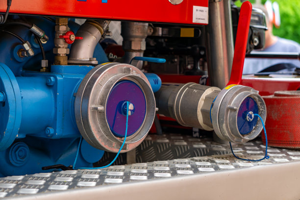 消防车的连接和阀门特写 - 可见的液压配件、金属接头、彩色标记和消防水带。专业的救援设备随时待命。完美的照片来展示消防队和安全主题。图片下载