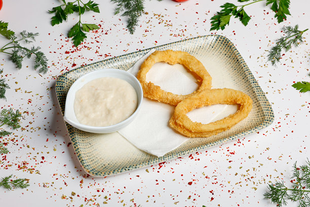 鱿鱼圈和蘸酱的库存照片图片下载