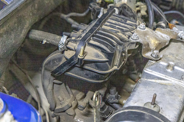 男人车库中各种必要工具和零件的特写照片。汽车检查和维修店的概念。各种类型的工具，特别是扳手。汽车发动机修理。图片下载