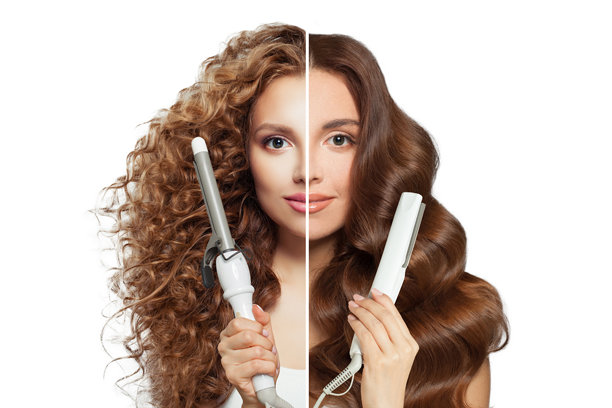 完美的年轻模特，长卷曲波浪发型，展示热卷发棒和直发器，背景为白色。图片下载