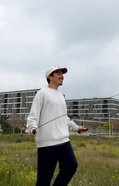 年轻男子在阴天户外跳绳的竖版图片图片下载